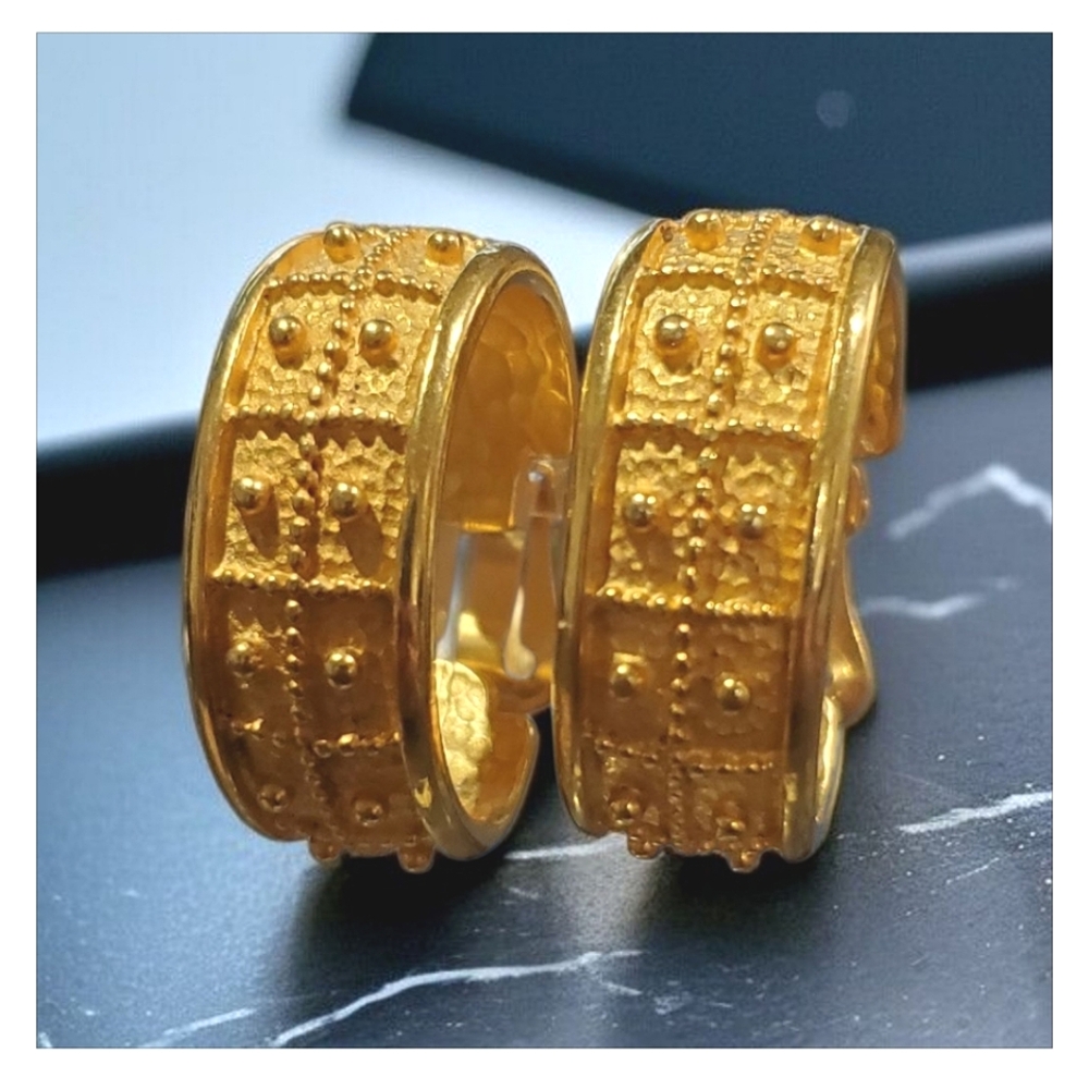 LESLIE BLOCK Vintage 1980's Gold Plated Hammered Bead Hoop Clip-on Earrings